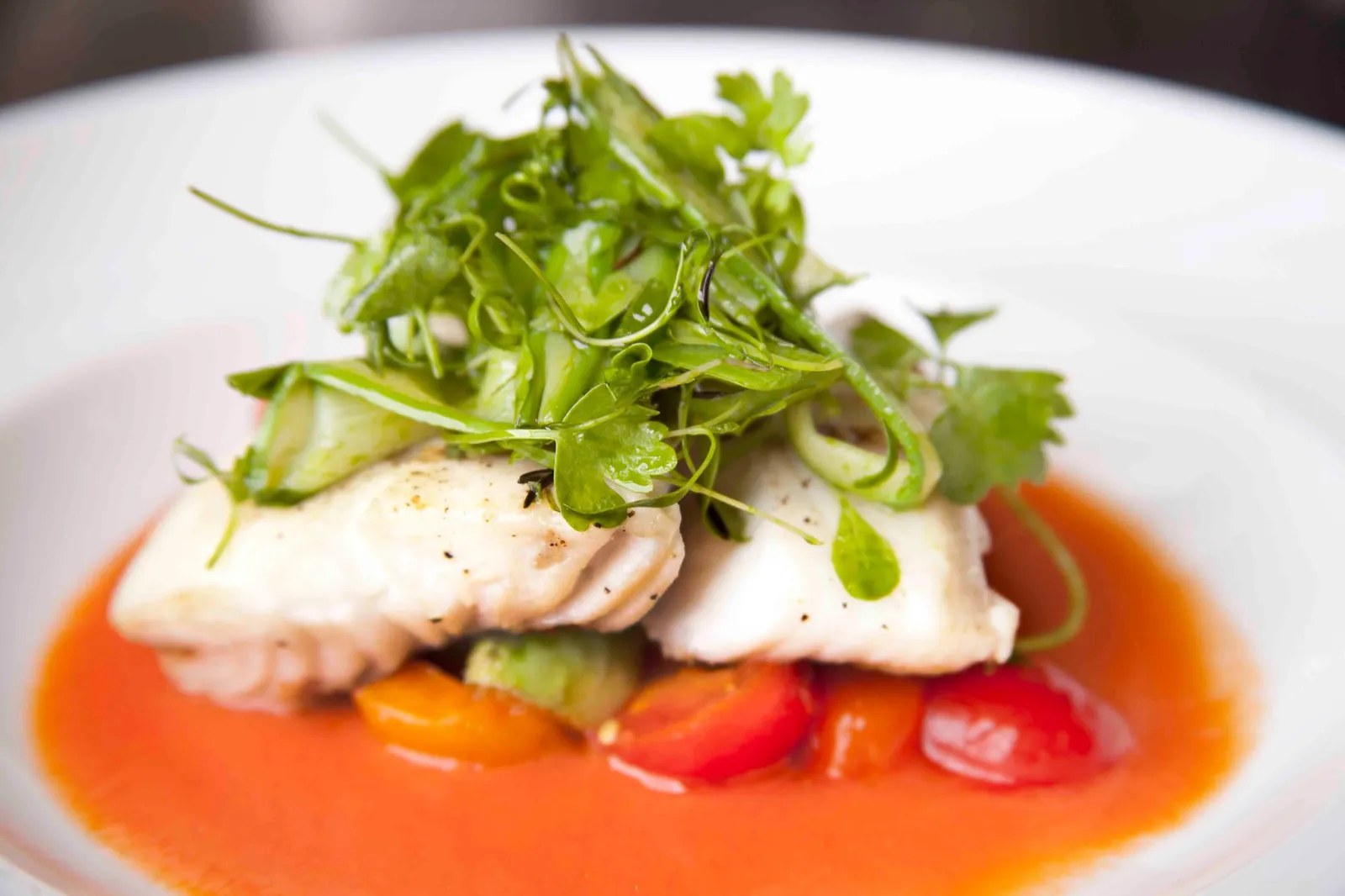 Mediterraanse witvis met saffraanrijst