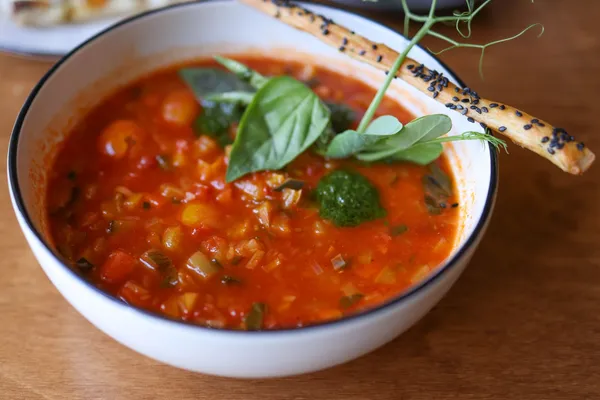 Tomaten-groentensoep met vegetarische balletjes