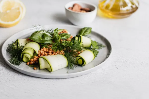 Salade met kikkererwten, augurk, ui en komkommer